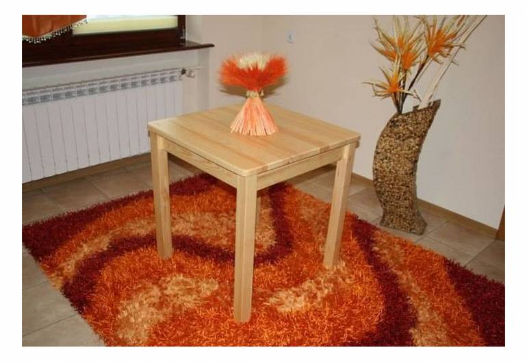 Dřevěný stůl čtvercový